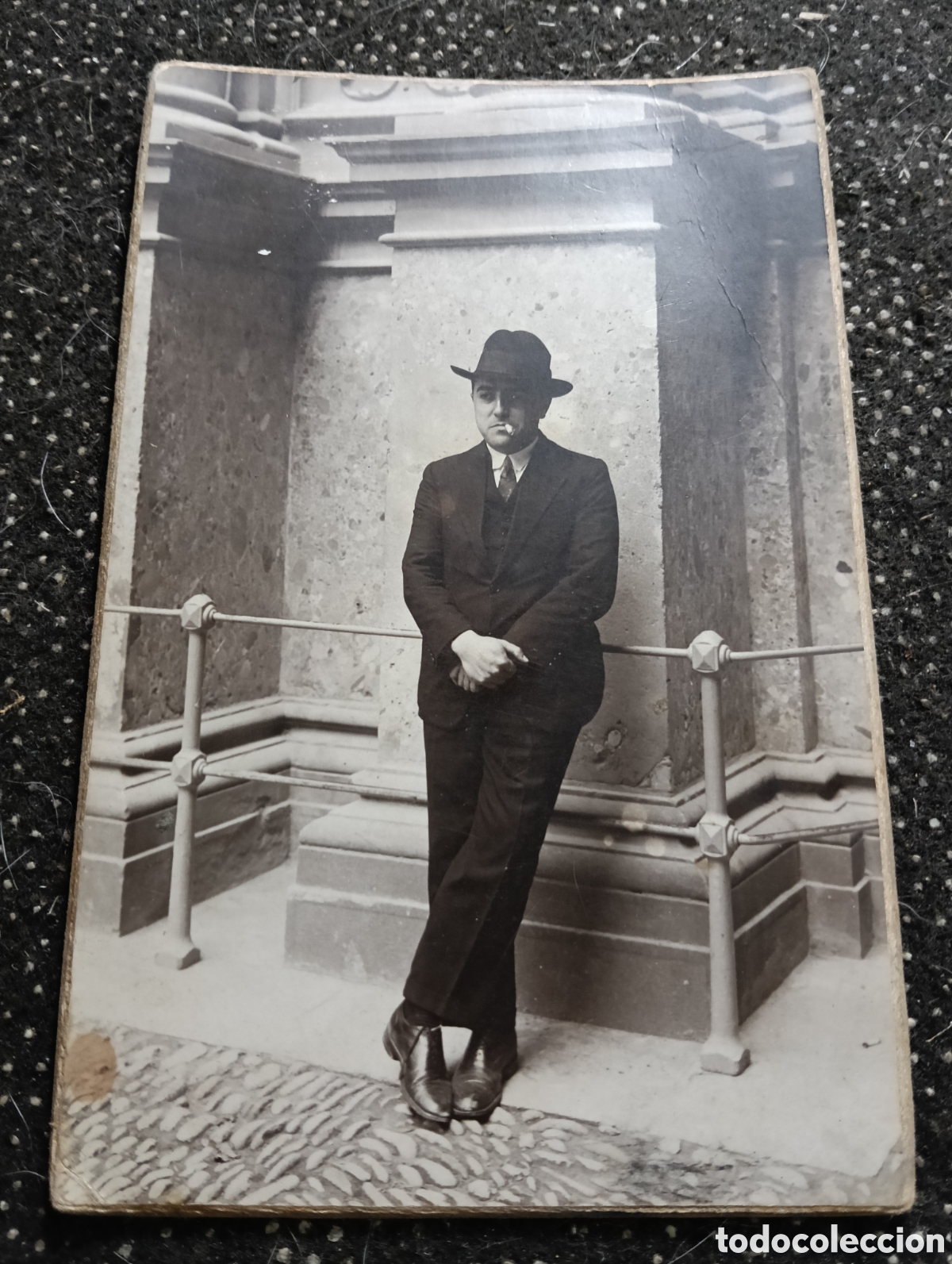 Fotograf&iacute;a antigua: 1900 Fotograf&iacute;a de un se&ntilde;or posando al pie de un monumento en Barcelona