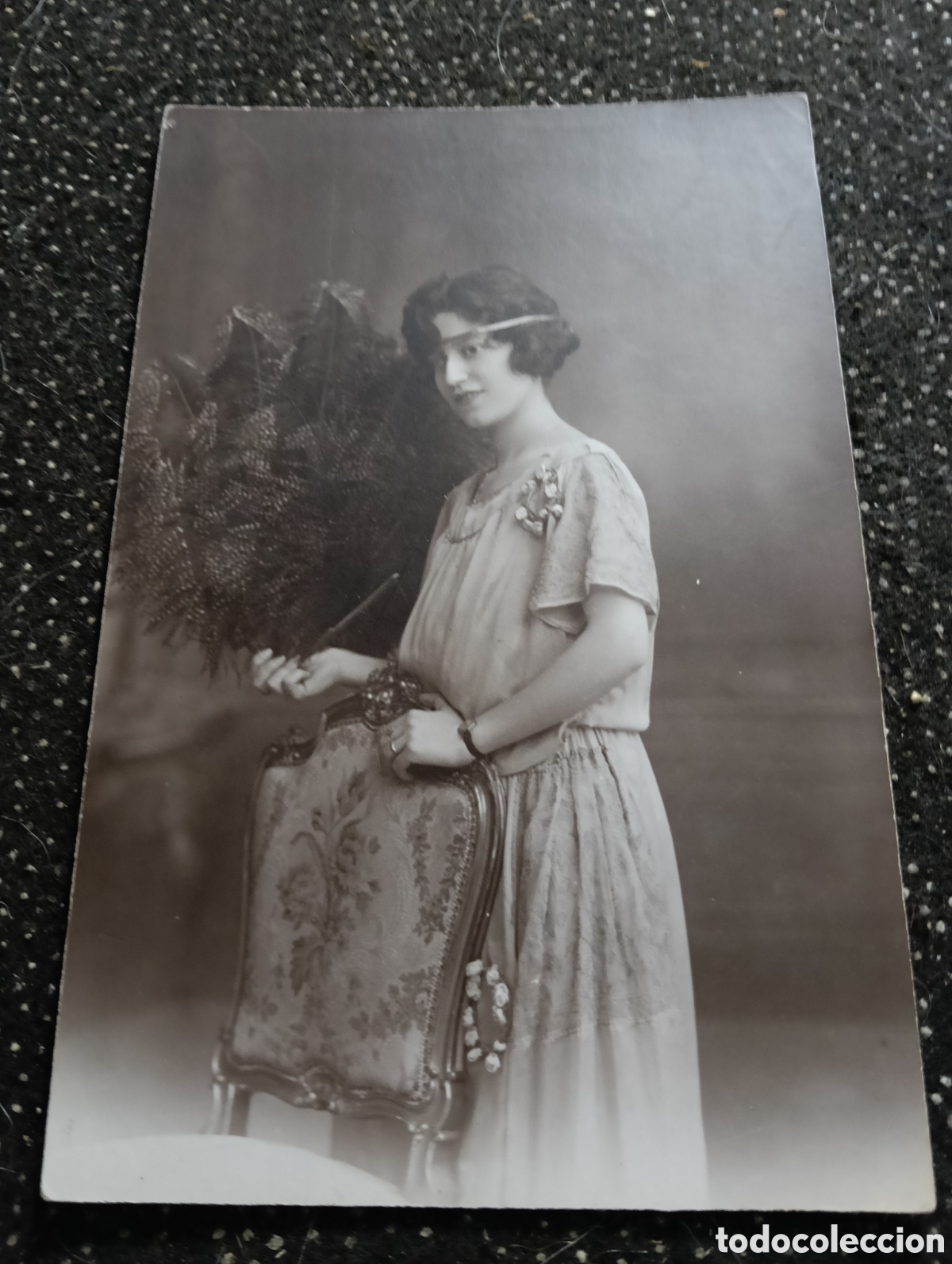 Fotograf&iacute;a antigua: 1921 fotograf&iacute;a de una se&ntilde;orita con un abanico de plumas
