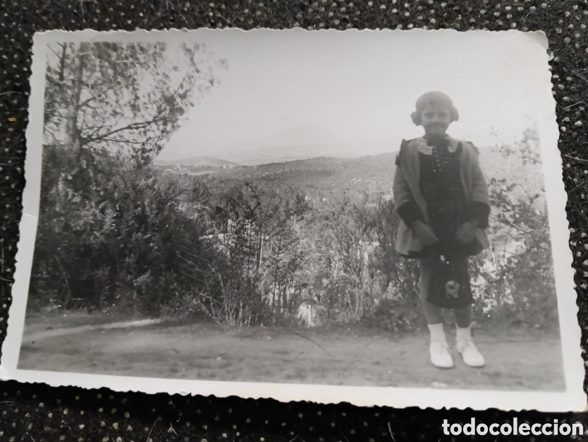 Fotograf&iacute;a antigua: 1937 Fotograf&iacute;a de una ni&ntilde;a a las afueras de la ciudad de Barcelona