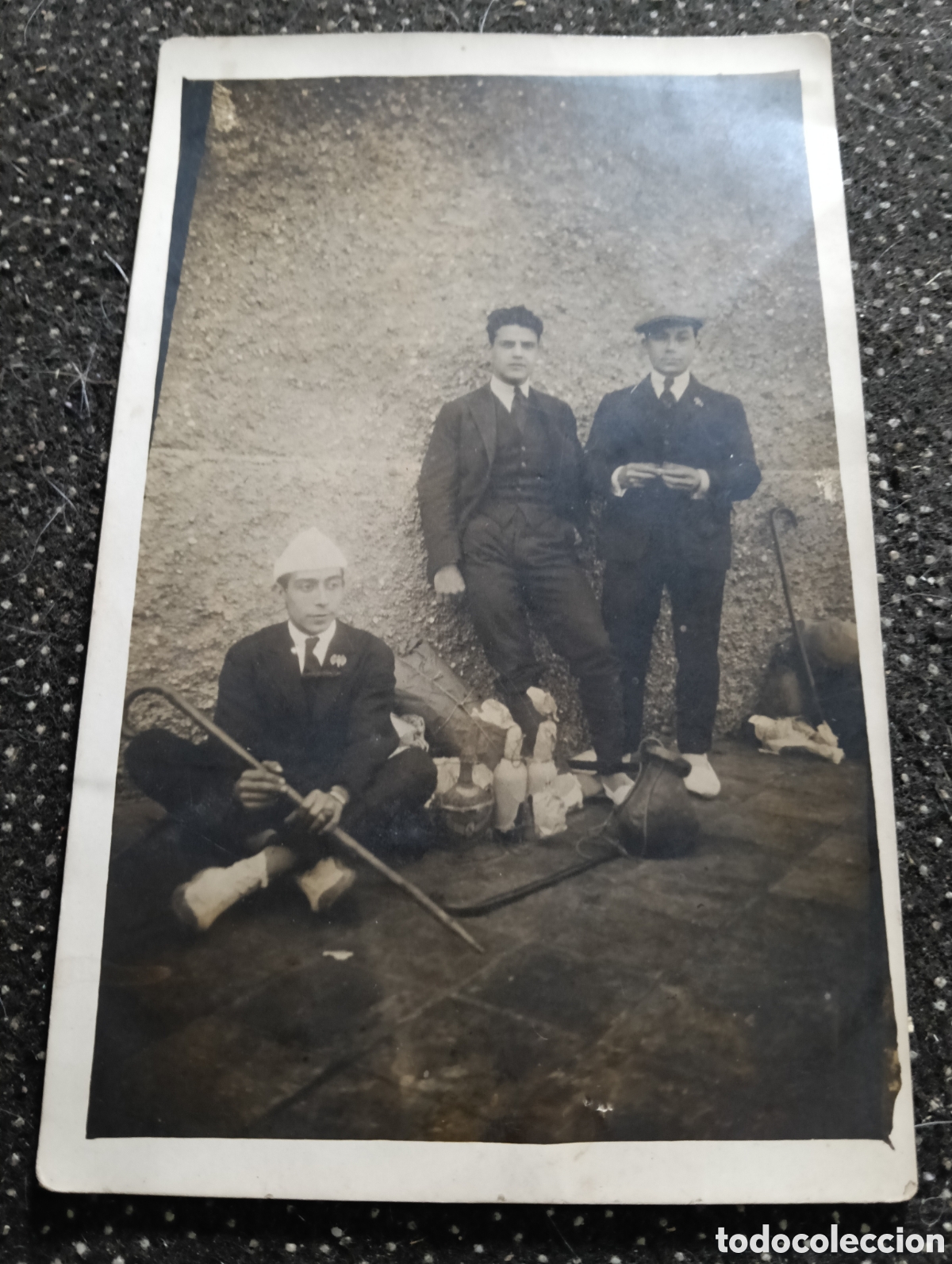 Fotograf&iacute;a antigua: 1920 aprox. Fotograf&iacute;a de tres muchachos en una parada de la excursi&oacute;n