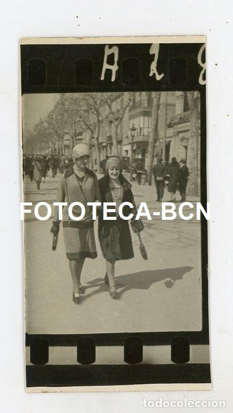 Fotograf&iacute;a antigua: FOTO ORIGINAL BARCELONA PS DE GRACIA DOS MUJERES PASEANDO A&Ntilde;OS 20