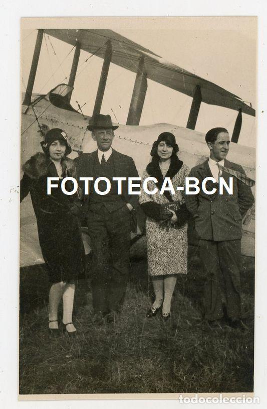 Fotograf&iacute;a antigua: FOTO ORIGINAL GRUPO DE PERSONAS JUNTO A AVION BIPLANO A&Ntilde;OS 20 POSIBLEMENTE CATALUNYA