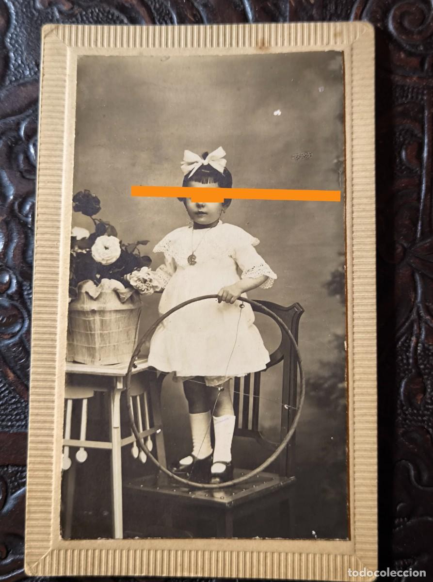 Fotograf&iacute;a antigua: Antigua fotograf&iacute;a. Retrato ni&ntilde;a con un aro de juego. Fot&oacute;grafo J. Carrascosa. Madrid.