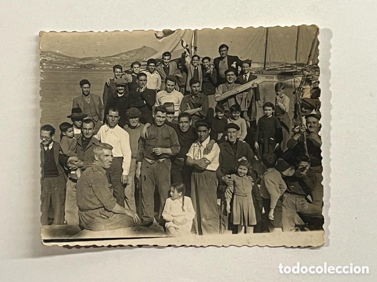 Fotograf&iacute;a antigua: MINUTEROS. Fotograf&iacute;a Grupo de pescadores y familiares.. Puerto de Denia&hellip; (h.1945?)