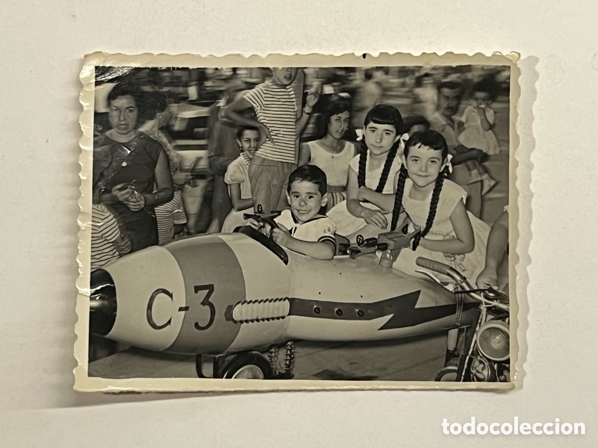 Fotograf&iacute;a antigua: MINUTEROS en la feria.. Fotograf&iacute;a Ni&ntilde;os en el Carrusel. Valencia (h.1955?) Med&iacute;das: 9 x 7 cm