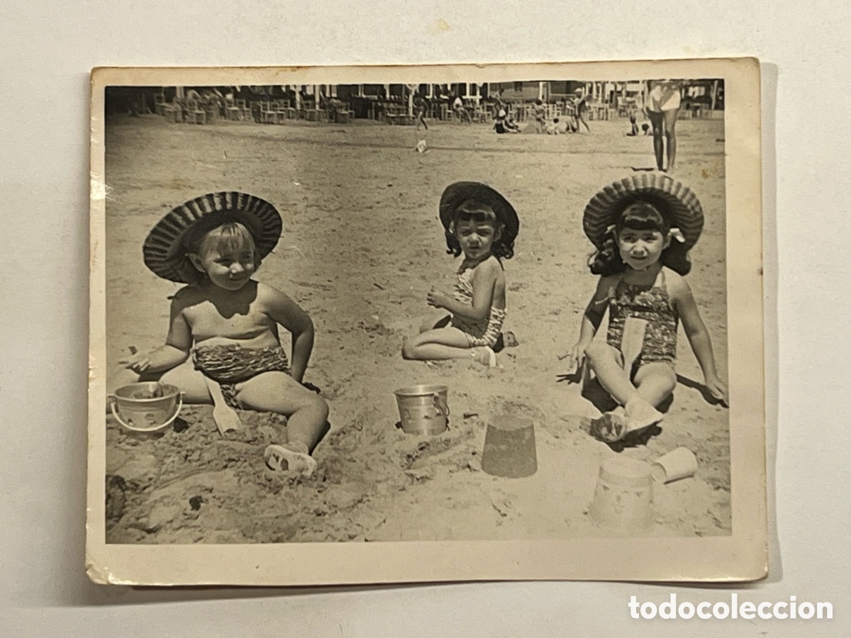 Fotografia antiga: MINUTEROS en la playa. Las Arenas ? Fotografía Niños en la arena, cubos y palas. Valencia (a.1954)