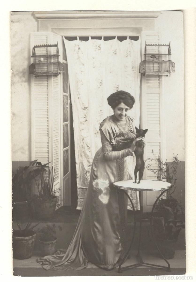 Fotograf&iacute;a antigua: CONCHA LEDESMA Y SU PERRO, ACTRIZ Y BAILARINA, FOTOGRAF&Iacute;A: ANTONI ESPLUGAS. ca 1915
