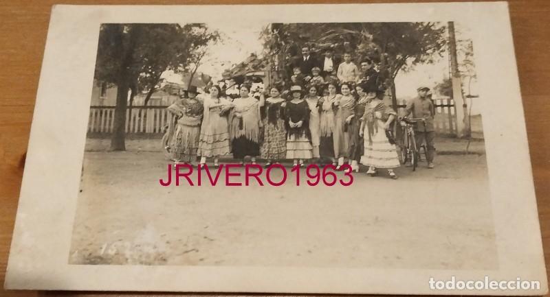 Fotograf&iacute;a antigua: SEVILLA, PRINCIPIOS SIGLO XX, NI&Ntilde;AS VESTIDAS DE FLAMENCA CAMINO DE LA FERIA