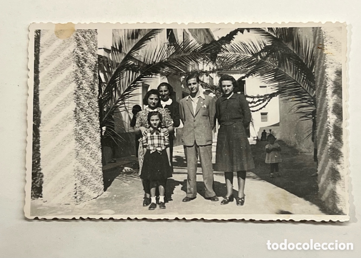 Fotograf&iacute;a antigua: VALENCIA. Fotograf&iacute;a Casa Manero&hellip; Calle engalanada.. en alg&uacute;n rinc&oacute;n de Valencia (h.1950?)