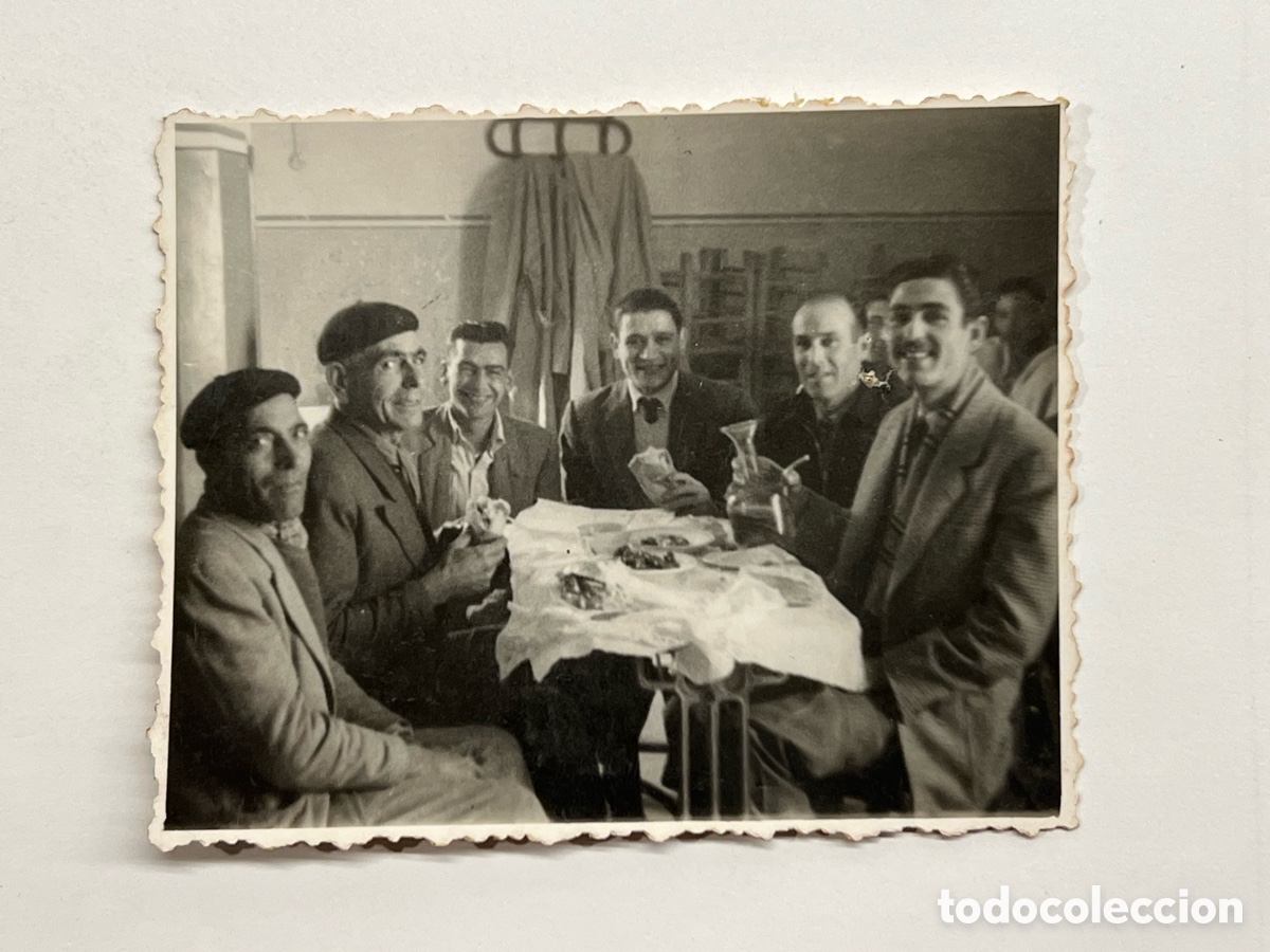 Fotograf&iacute;a antigua: MINUTEROS.. BURJASOT (Valencia) fotograf&iacute;a un verdadero almuerzo en el Bar (a.1953)