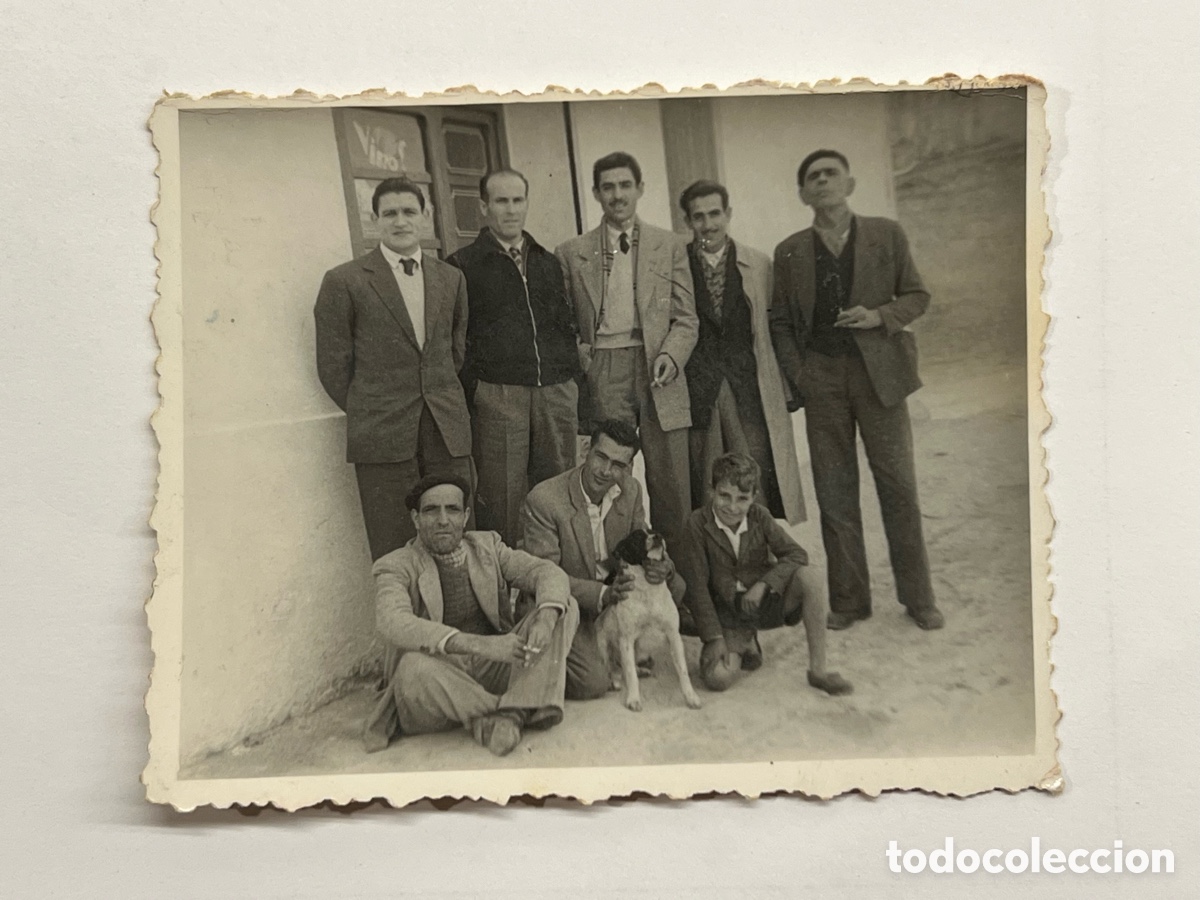 Fotograf&iacute;a antigua: MINUTEROS.. BURJASOT (Valencia) fotograf&iacute;a en la puerta del Bar (a.1953) Medidas: 6,5 x 8 cm