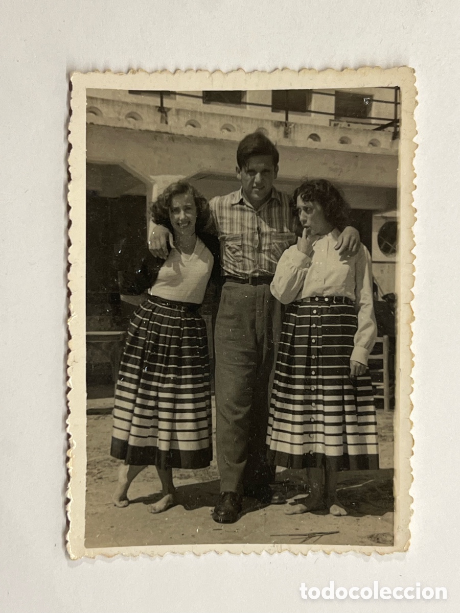 Fotograf&iacute;a antigua: MINUTEROS NAZARET (Valencia) Fotograf&iacute;a Tres j&oacute;venes del Barrio frente al Balneario de Marazul