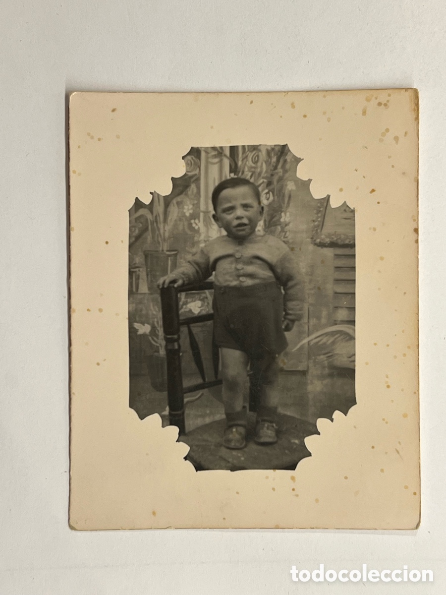 Fotograf&iacute;a antigua: MINUTEROS DE POSTGUERRA.. Fotograf&iacute;a Ni&ntilde;o de pantal&oacute;n corto, sobre silla de enea.. (h.1940?)