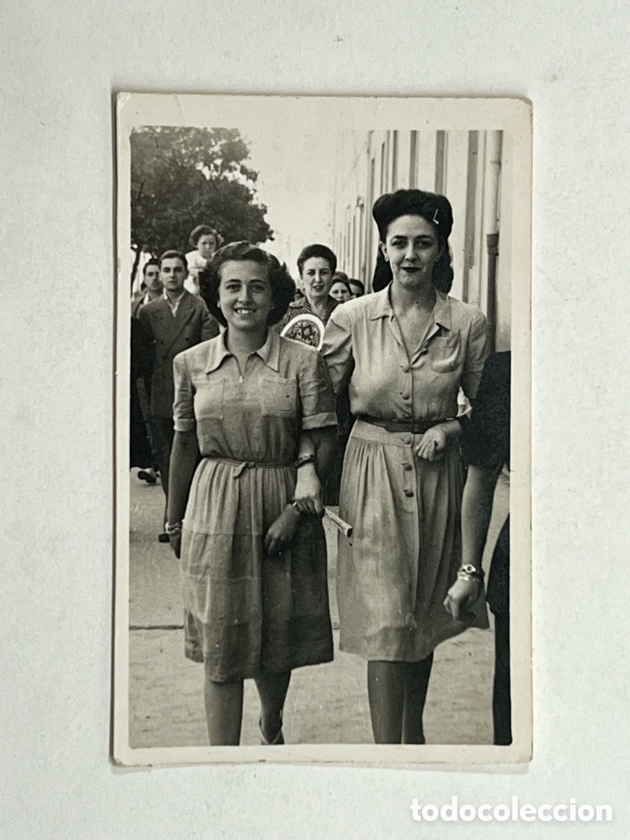 Fotograf&iacute;a antigua: MINUTEROS VALENCIA.. Se&ntilde;oritas una ma&ntilde;ana de paseo por la ciudad.. (h.1945?) Med&iacute;das: 4,5 x 7 cm.