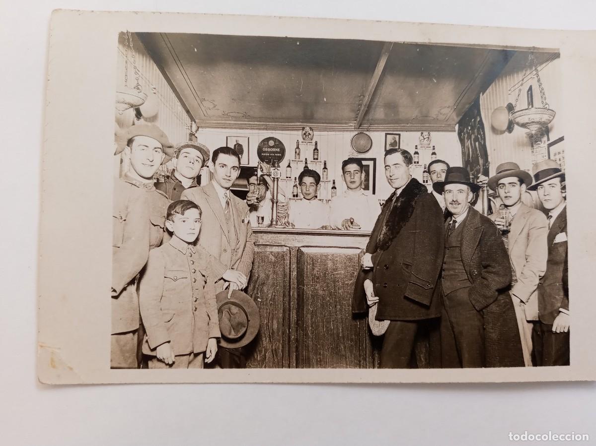 Fotograf&iacute;a antigua: FOTO DE CLIENTES EN UNA TABERNA , FOTO DE PRIMO DE RIVERA EN LA PARED . 1930