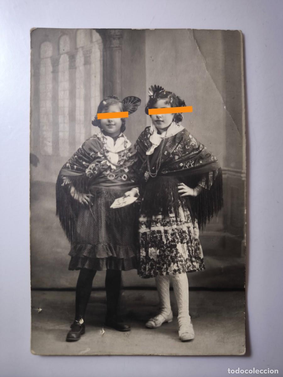 Fotograf&iacute;a antigua: Antigua fotograf&iacute;a postal. Ni&ntilde;as con indumentaria tradicional. Fotografo Villar. Madrid.