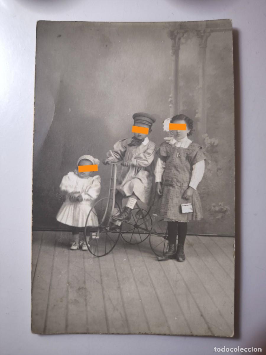Fotograf&iacute;a antigua: Antigua fotograf&iacute;a postal. Ni&ntilde;os con triciclo.