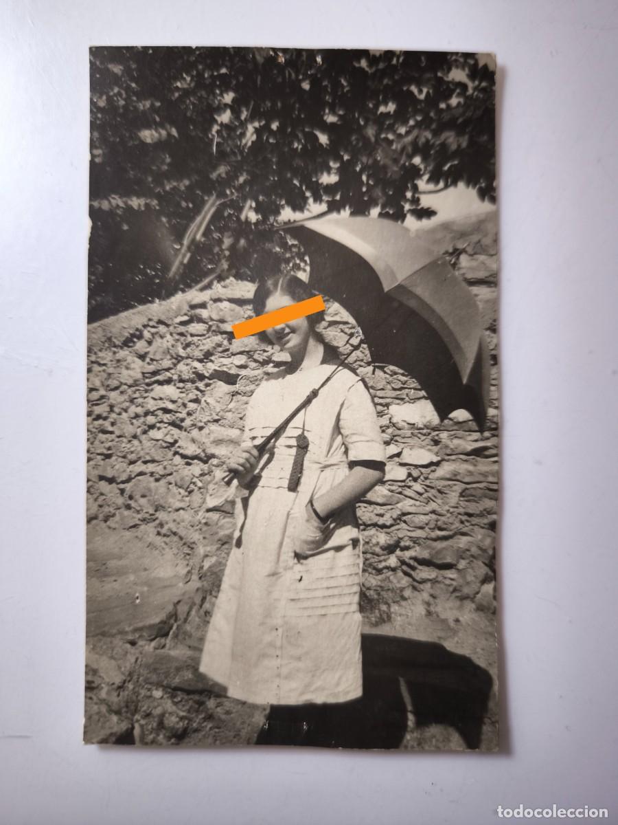 Fotograf&iacute;a antigua: Antigua fotograf&iacute;a postal. Chica comparasol. A&ntilde;os 20.