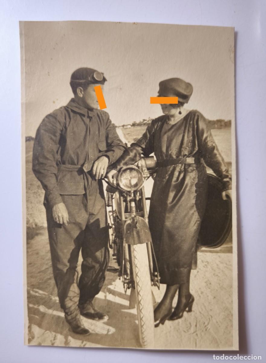 Fotograf&iacute;a antigua: Antigua fotograf&iacute;a postal. Pareja de &eacute;poca posando junto a una motocicleta. A&ntilde;os 20/30