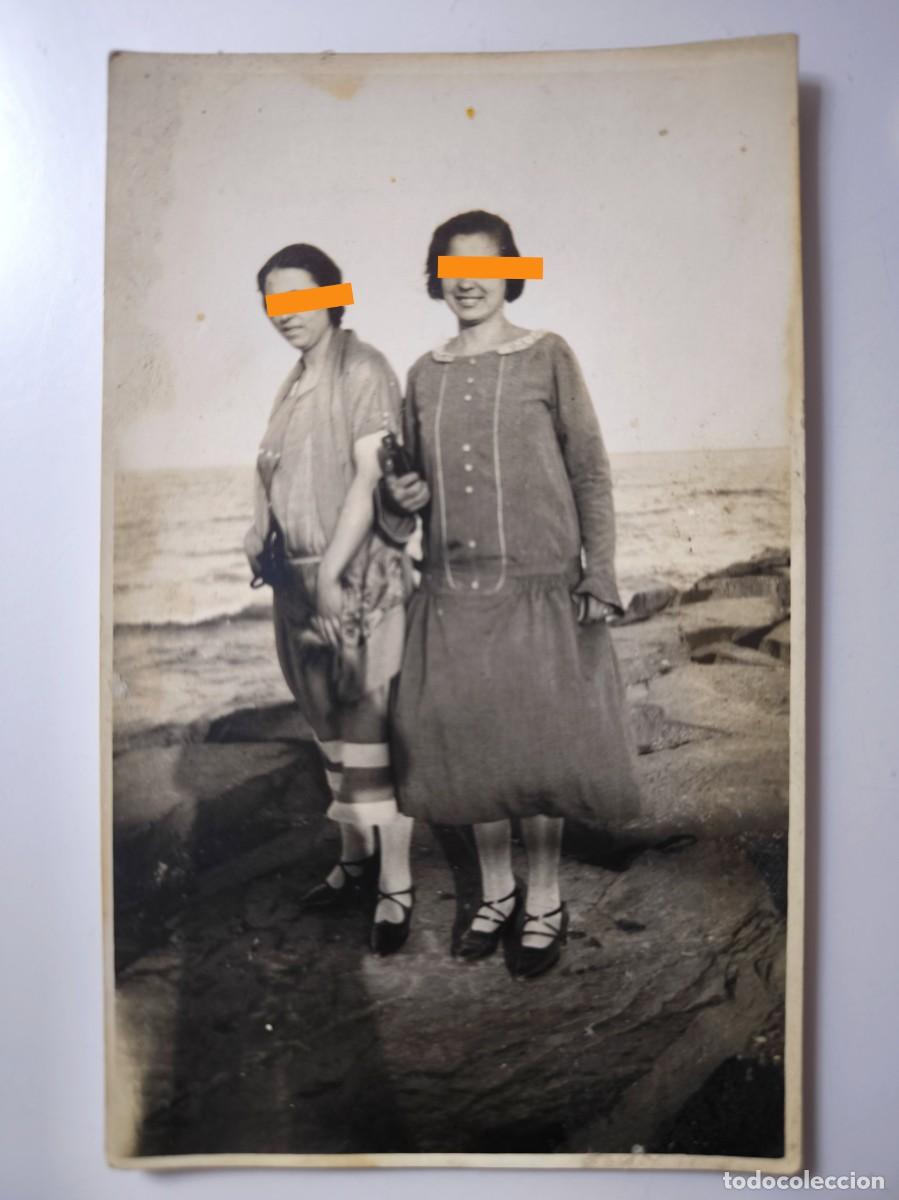 Fotograf&iacute;a antigua: Antigua fotograf&iacute;a postal. Dos mujeres junto a la costa. A&ntilde;os 20.