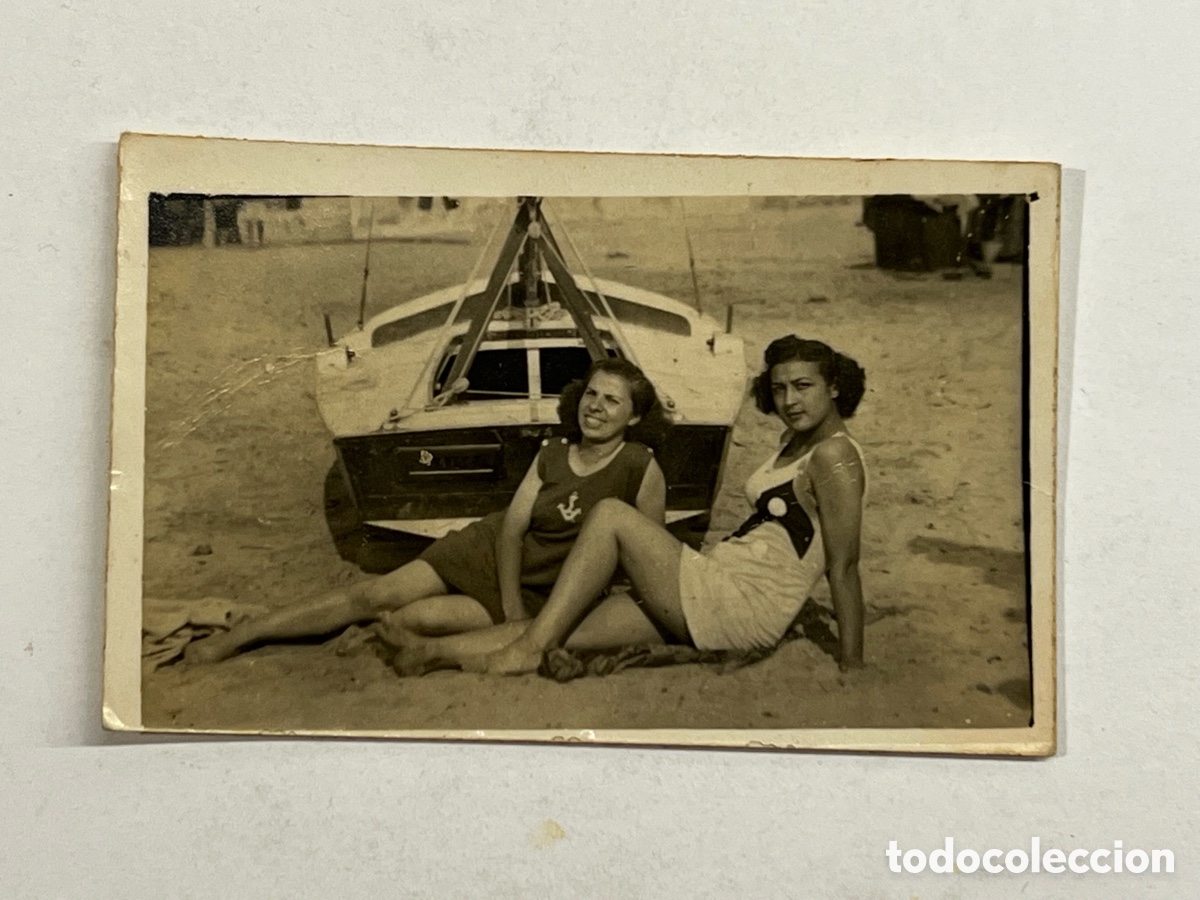 Fotograf&iacute;a antigua: MINUTEROS Valencia.. Fotograf&iacute;a jovencitas en la playa junto a las barcas (a.1945)