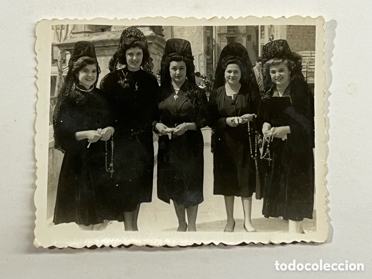 Fotograf&iacute;a antigua: MINUTEROS ALCIRA.. Se&ntilde;oras con Teja y Mantilla una ma&ntilde;ana de procesi&oacute;n.. (a.1953)