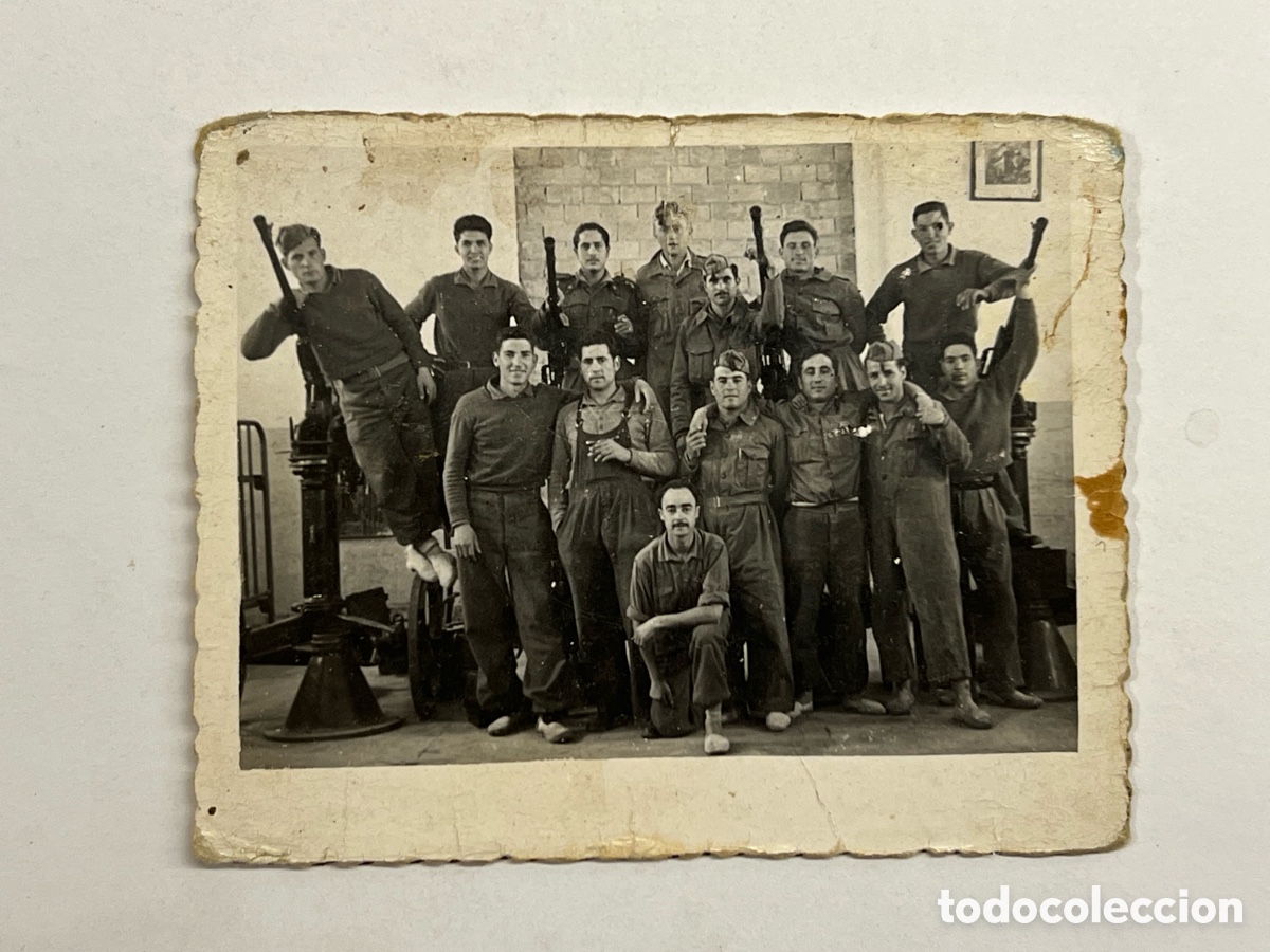 Fotograf&iacute;a antigua: CASTELL&Oacute;N MILITAR. Regimiento de Artiller&iacute;a.. ? Foto Par&iacute;s (h.1945?) Med&iacute;das: 9 x 7 cm