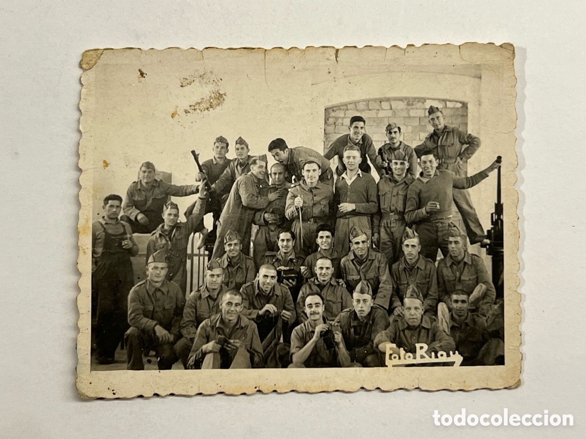 Fotograf&iacute;a antigua: CASTELL&Oacute;N MILITAR. Regimiento de Artiller&iacute;a.. ? Foto Riau (h.1945?) Med&iacute;das: 9 x 7 cm