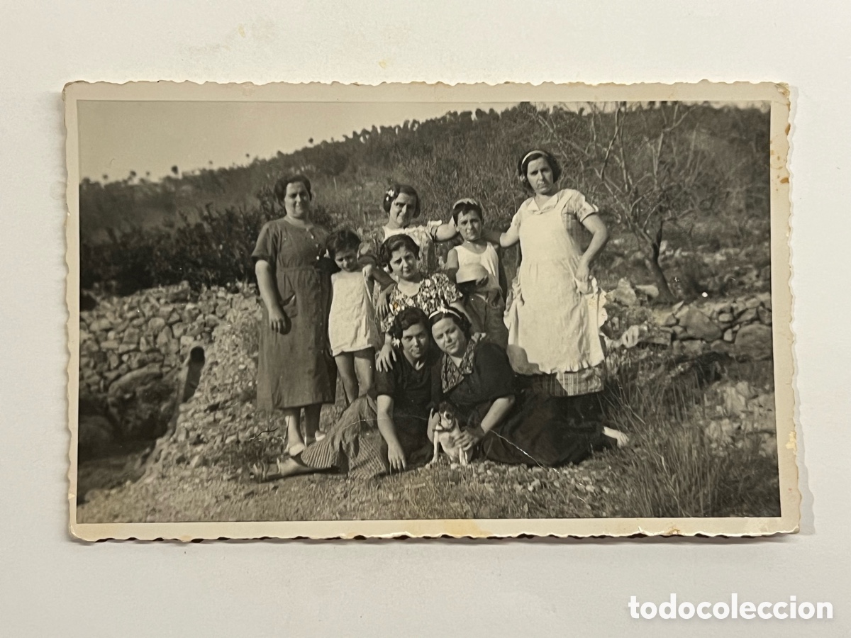 Fotograf&iacute;a antigua: LA VALENCIA RURAL.. Fotograf&iacute;a familiar un d&iacute;a de campo por Pascua &hellip; (h.1950?) Med&iacute;das: 14 x 9 cm