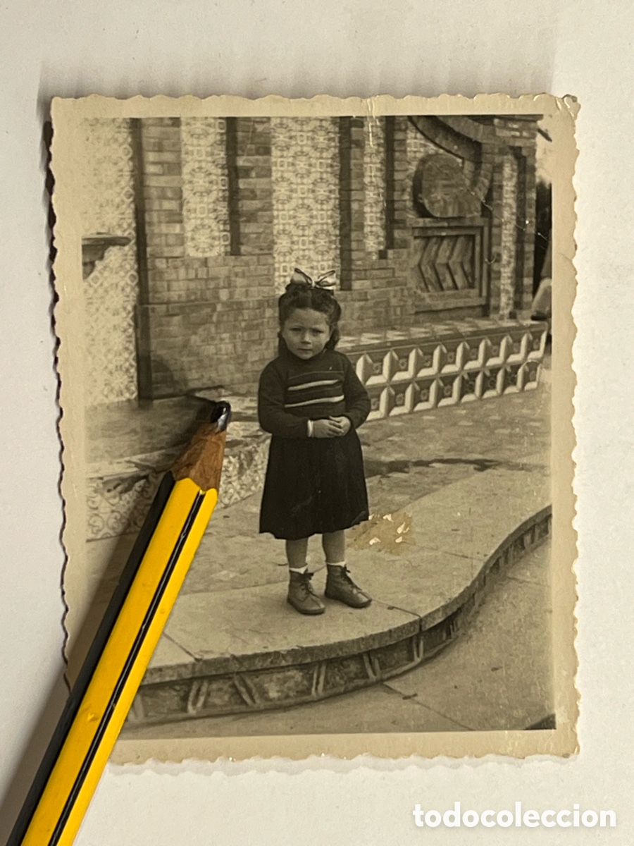 Fotograf&iacute;a antigua: CARCAGENTE, MINUTEROS. Ni&ntilde;a junto a la Fuente&hellip; informaci&oacute;nes gr&aacute;ficas Gonz&aacute;lez (h.1945?)