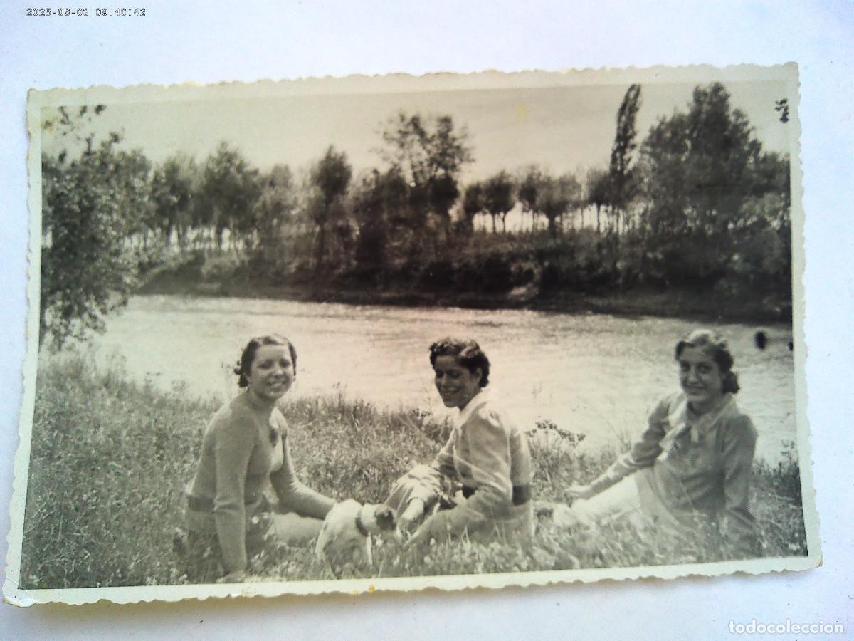Photographie ancienne: FOTO DE SE&Ntilde;ORITAS CON PERRO EN LA ORILLA DE UN RIO , A&Ntilde;OS 30