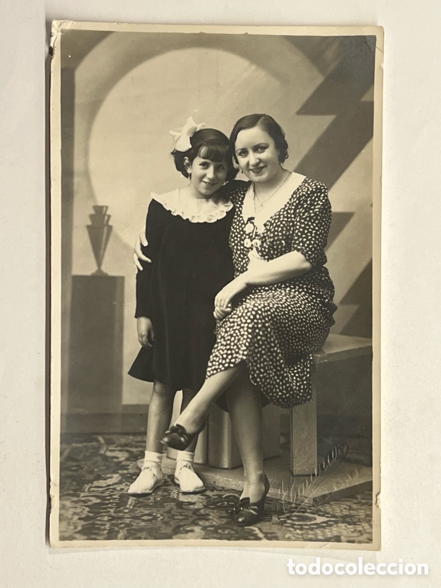 Fotograf&iacute;a antigua: SALAMANCA. Fotograf&iacute;a familiar.. Estudio Almaraz.. (h.1930?) Med&iacute;das: 14 x 9 cm.