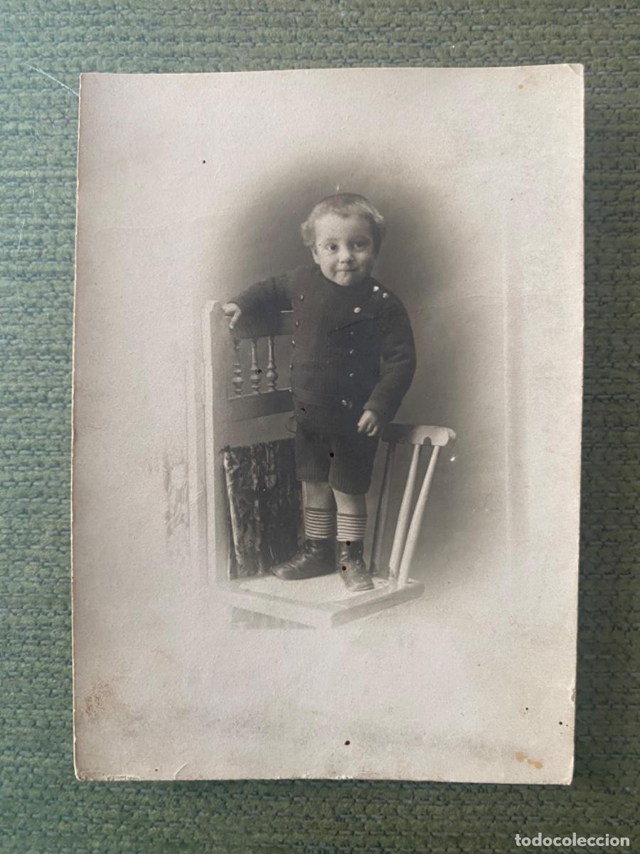 Fotograf&iacute;a antigua: ANTIGUA FOTOGRAF&Iacute;A NI&Ntilde;O POSANDO ESCUDERO Y ARENAS