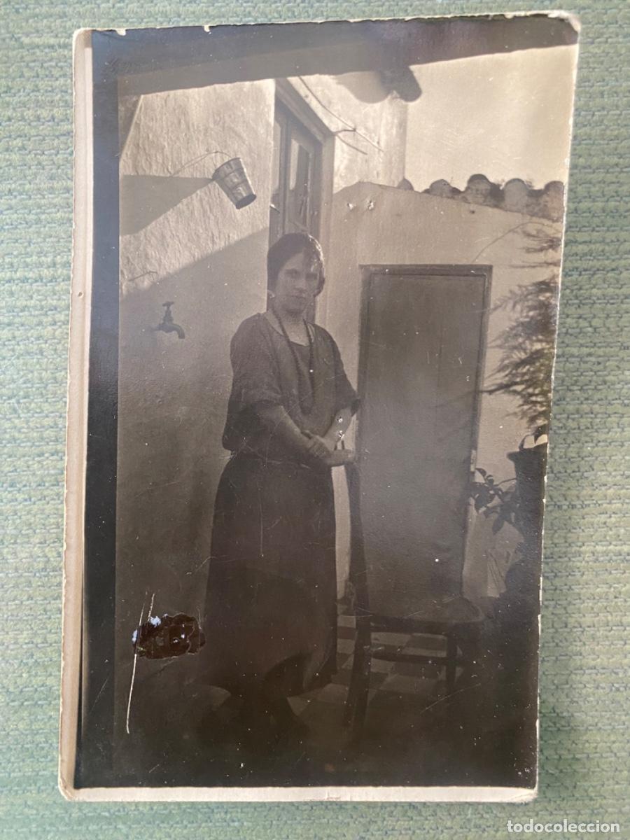 Fotograf&iacute;a antigua: ANTIGUA FOTOGRAF&Iacute;A ESTUDIO SE&Ntilde;ORA POSANDO EN PATIO