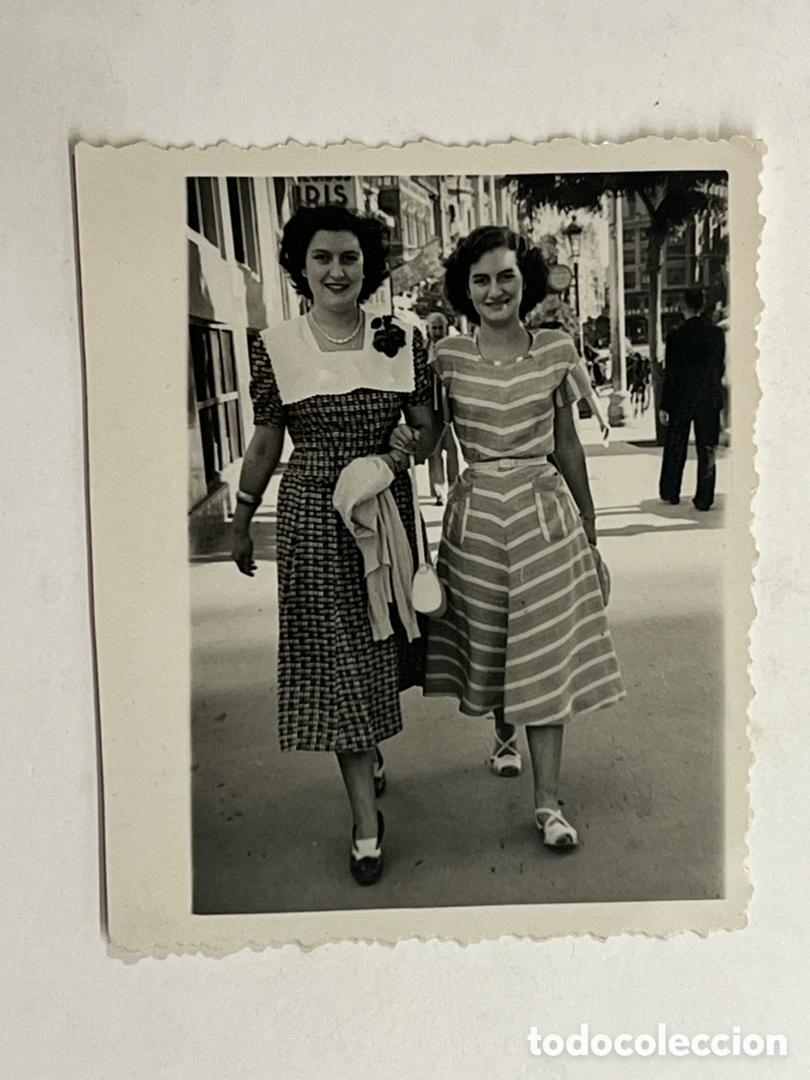 Fotograf&iacute;a antigua: MINUTEROS VALENCIA.. Dos amigas Paseando por Gran V&iacute;a&hellip; (a.1949) Fotograf&iacute;a Abraila..