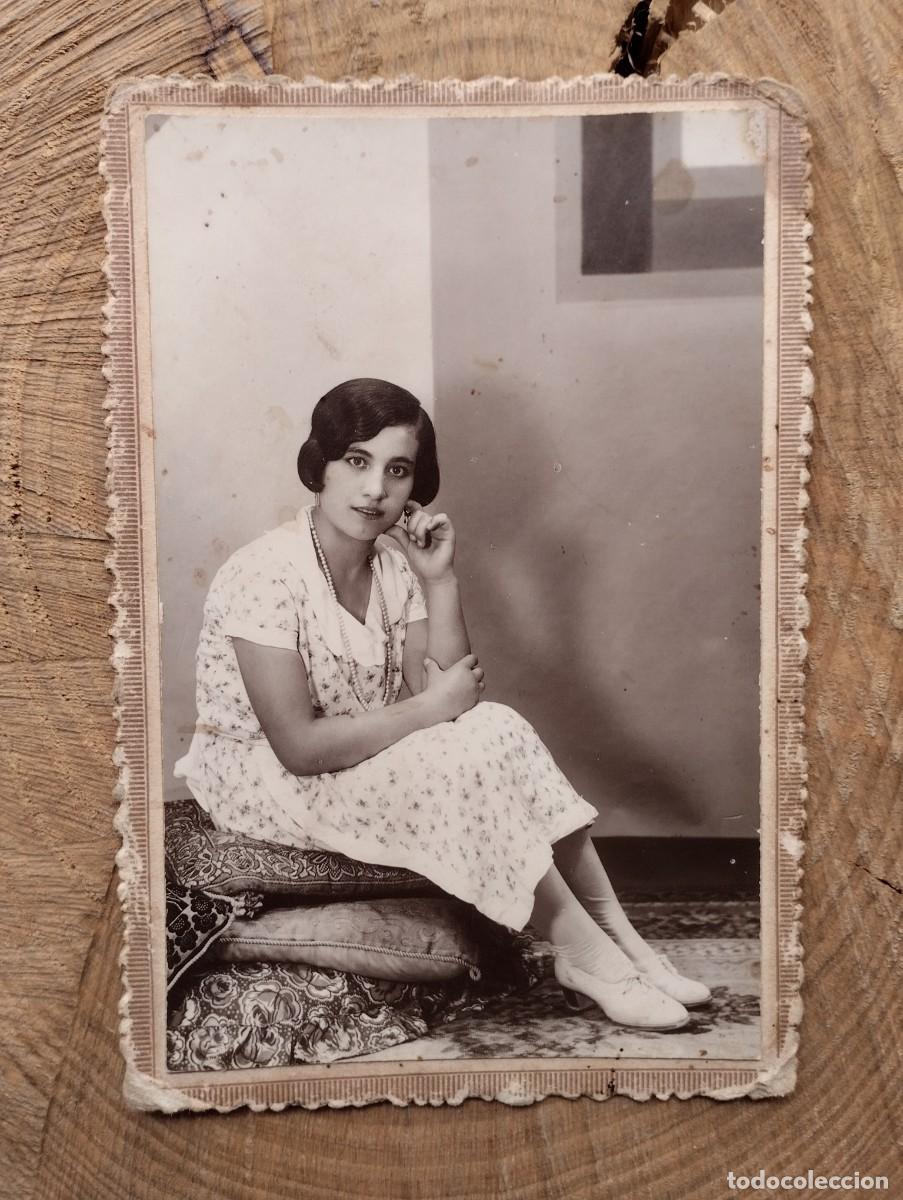 Alte Fotografie: Fotograf&iacute;a antigua de estudio Photo -Art Isidro Laporta, Gand&iacute;a a una joven mujer.