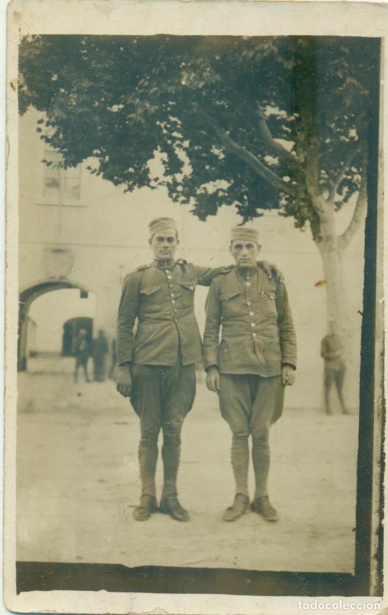 Fotografia antiga: MILITAR. DOS SOLDADOS REGIMIENTO INFANTERIA N&ordm; 26. ALBUERA. L&Eacute;RIDA. HACIA 1920
