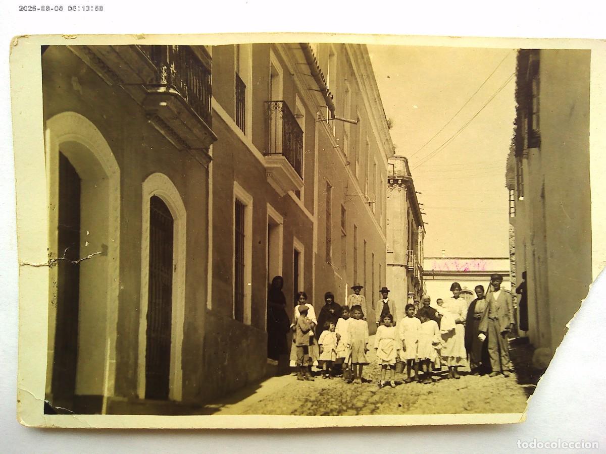 Alte Fotografie: FOTO DE GENTE POSANDO AL FONDO DE UNA CALLE , A&Ntilde;OS 20