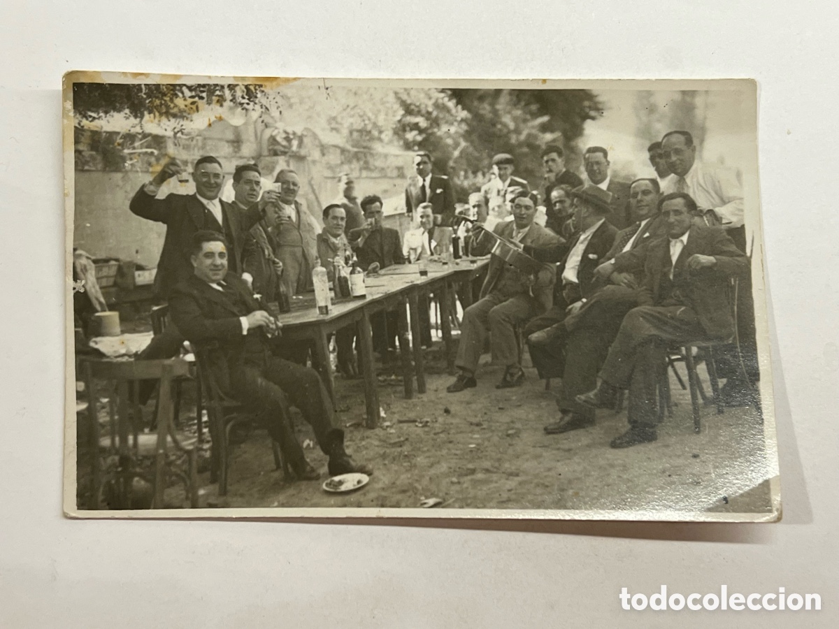 Fotograf&iacute;a antigua: REUNI&Oacute;N DE AMIGOTES.. Guitarra, y An&iacute;s del Mono&hellip; un buen Brindis a la vida (h.1930?)