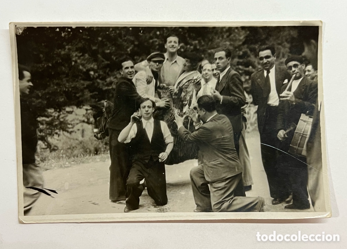 Photographie ancienne: TXISTU Y TAMBORIL. Fotograf&iacute;a Grupo de animados amigos de diversion (h.1930?)