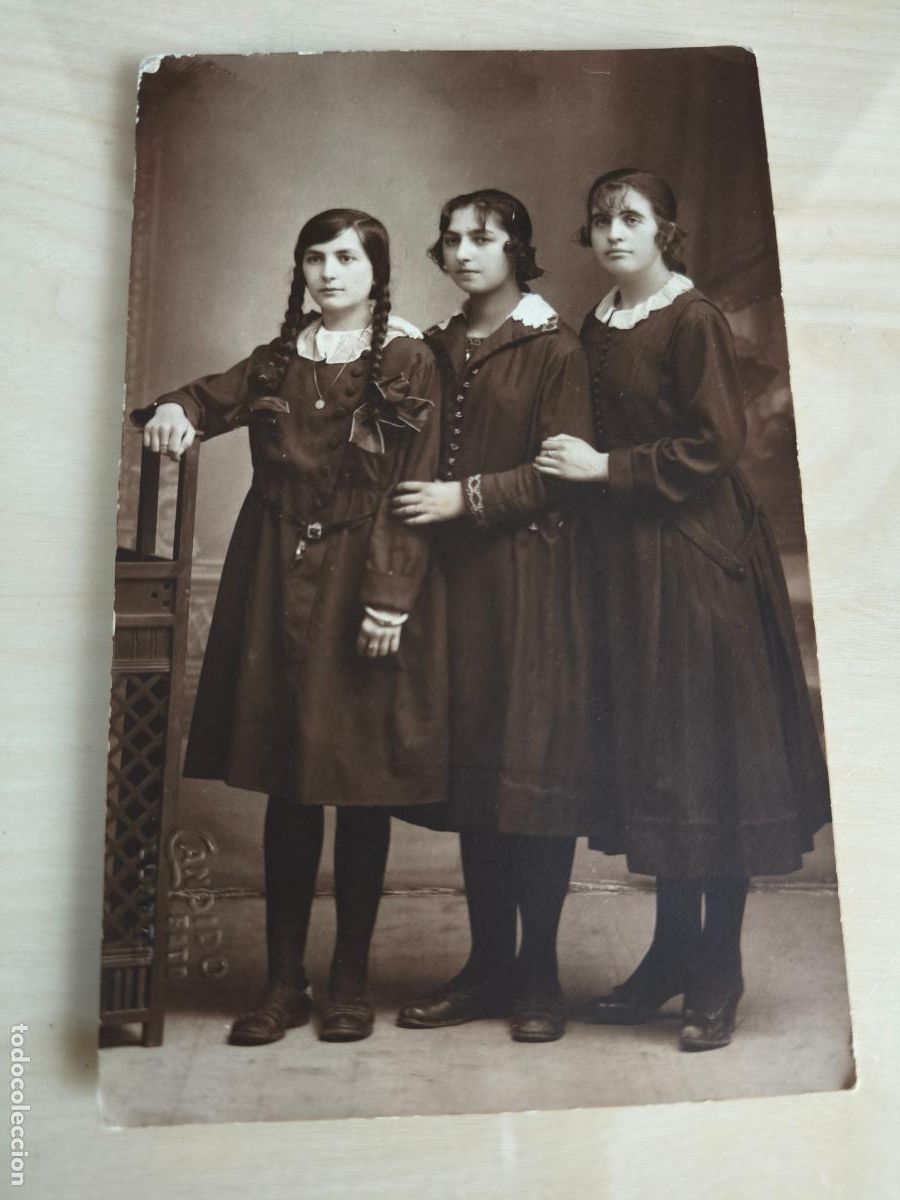 Fotograf&iacute;a antigua: Foto postal de tres hermanas, hecha en Llanes en el estudio de Candido.