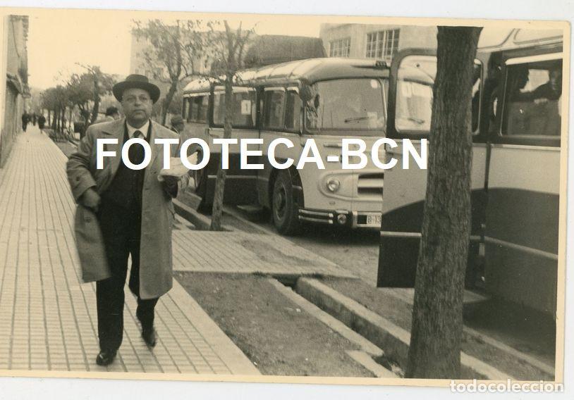 Fotograf&iacute;a antigua: FOTO ORIGINAL HUESCA CALLE DE LA POBLACION AUTOCAR PEGASO COMPA&Ntilde;IA JULIA A&Ntilde;O 1961