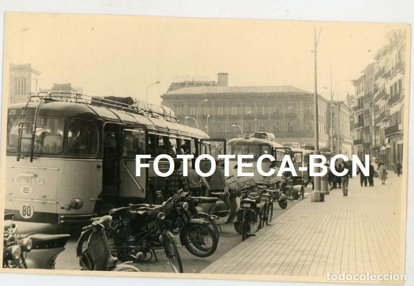 Fotograf&iacute;a antigua: FOTO ORIGINAL PAMPLONA PLAZA DEL CASTILLO AUTOCAR PEGASO COMPA&Ntilde;IA JULIA A&Ntilde;O 1961