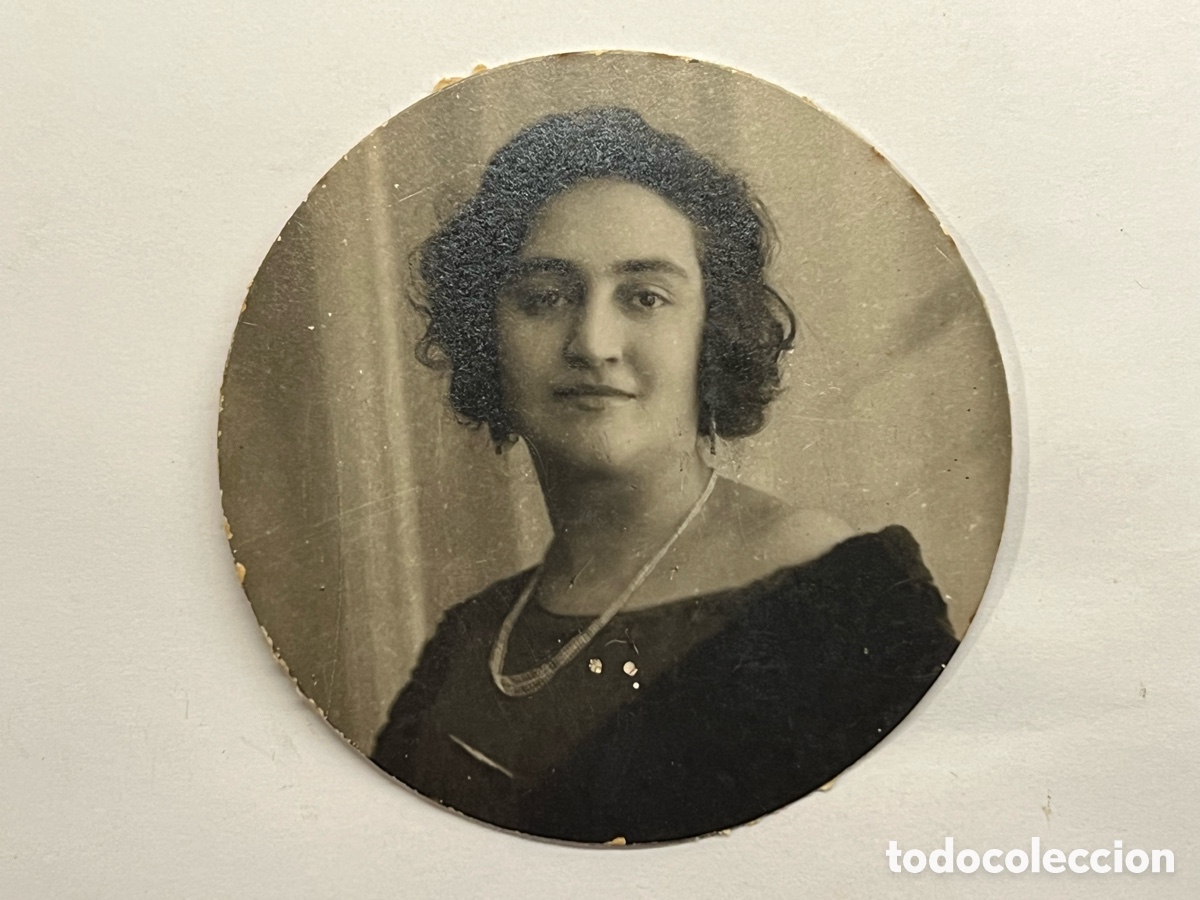 Fotograf&iacute;a antigua: Se&ntilde;ora con Collar de Perlas. Retrato circular (h.1910?)