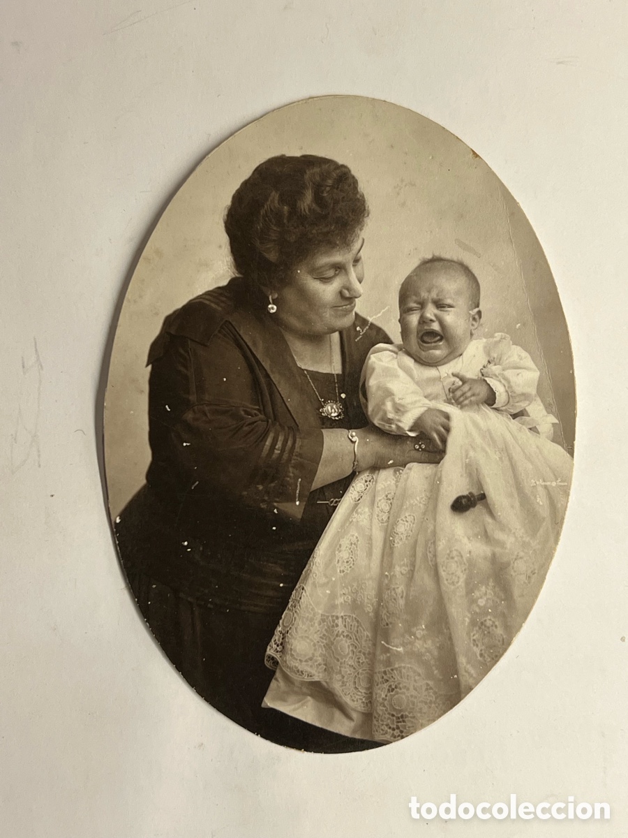 Photographie ancienne: VALENCIA. Mujer con beb&eacute; en brazos.. (h.1910?) Retrato ovoide. Medidas: 10 x 13,5 cm.,
