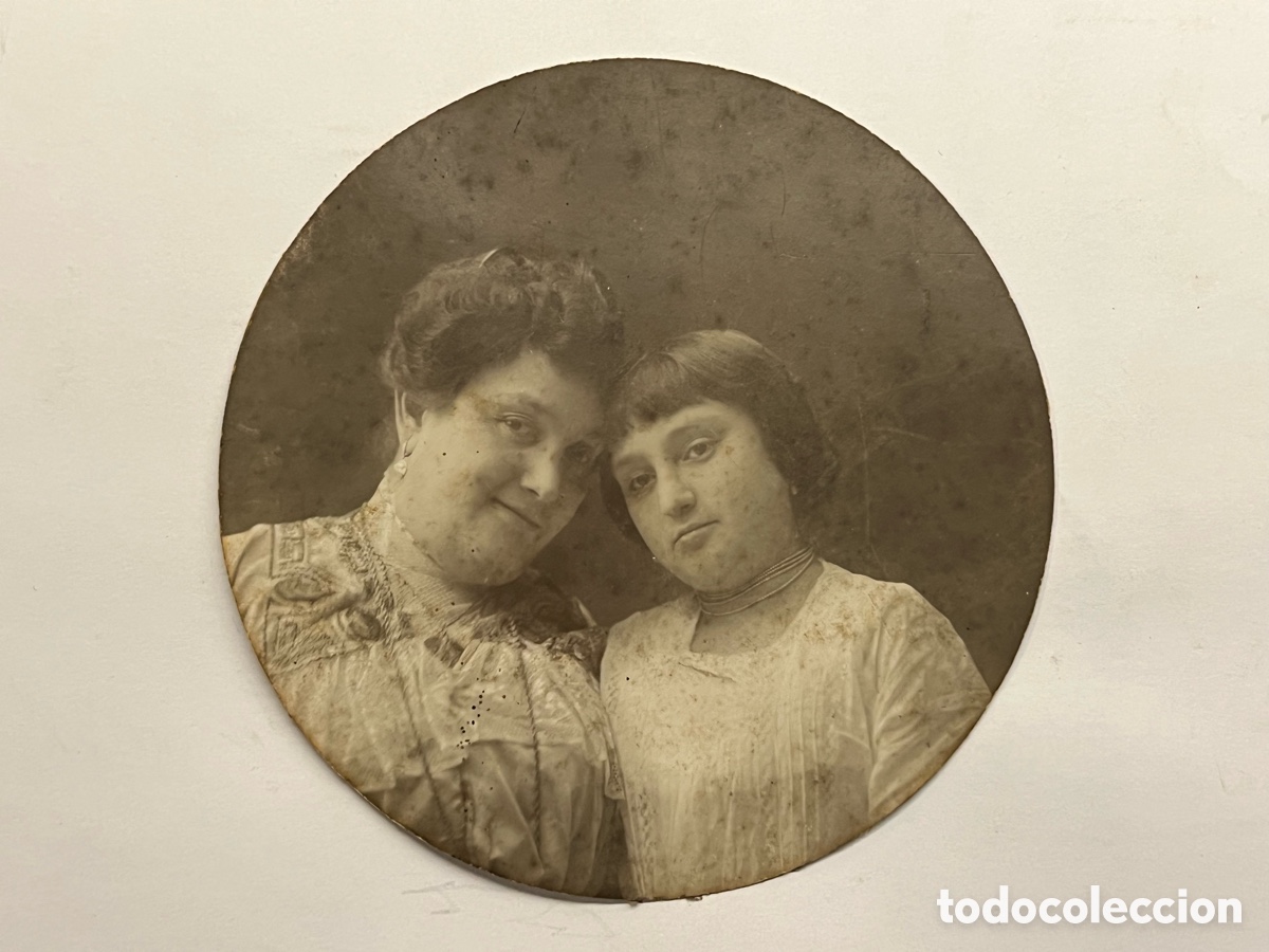 Photographie ancienne: VALENCIA. Retrato familiar. Fotograf&iacute;a Ovoide (h.1920?) Medidas: 11cm., di&aacute;metro