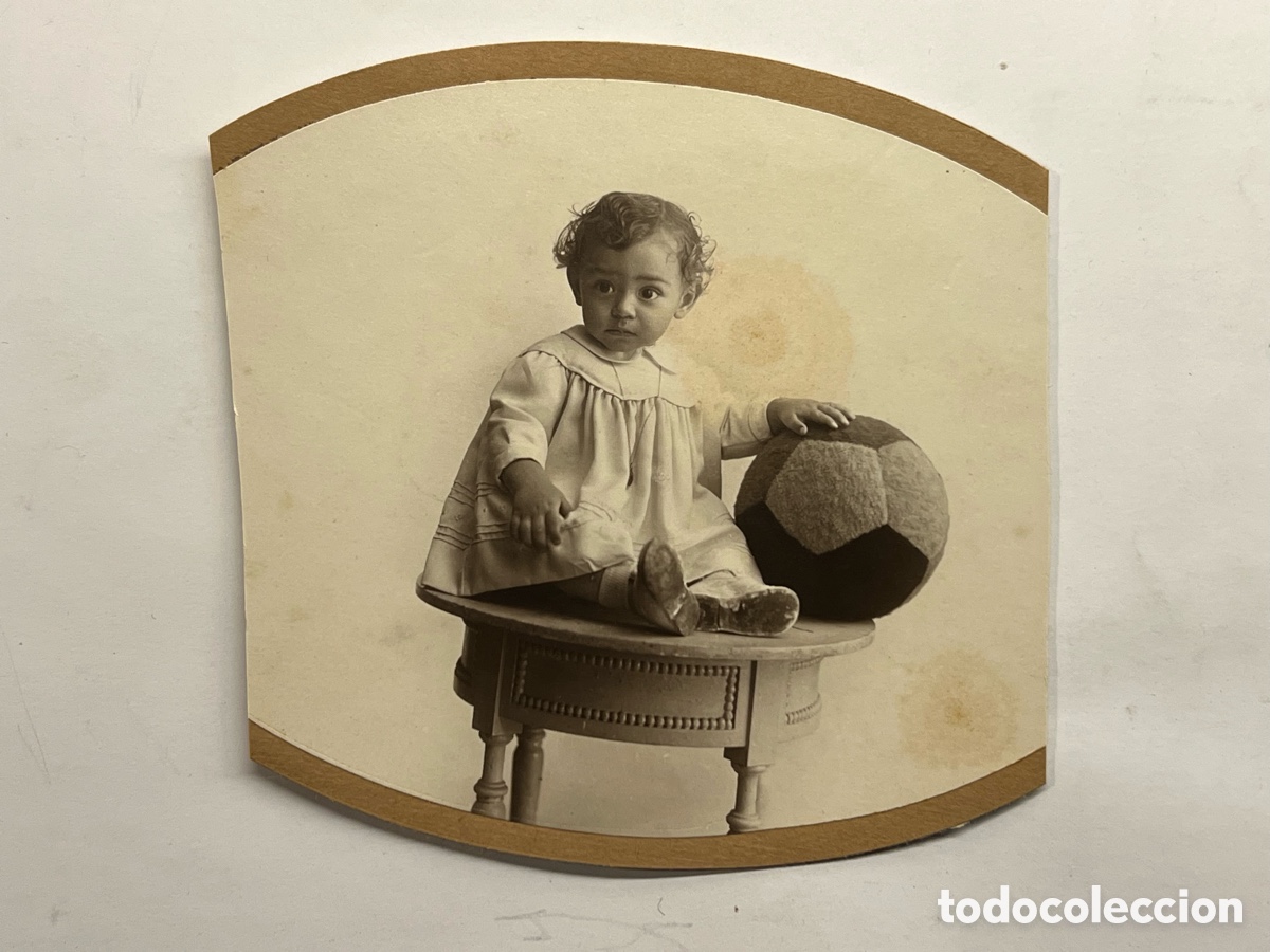 Photographie ancienne: NI&Ntilde;A CON PELOTA.. Fotograf&iacute;a antigua (h.1920?) Med&iacute;das: 11,5 x 11,5 cm.