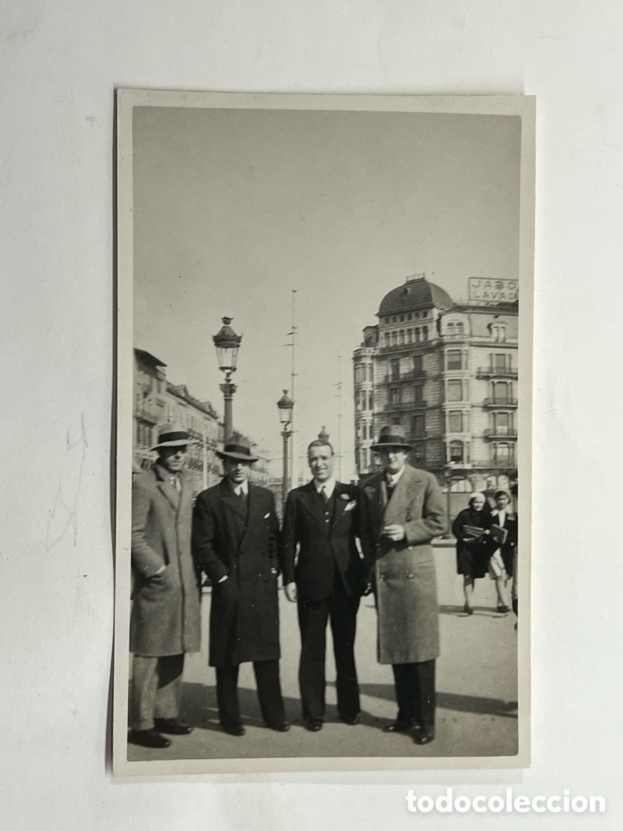 Fotografia antiga: VALENCIA. Una ma&ntilde;ana fr&iacute;a de Invierno.. se&ntilde;ores con sus abrigos y sombreros. Postguerra Civil