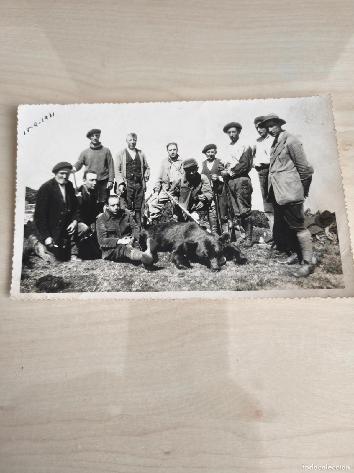Fotograf&iacute;a antigua: Cazadores y monteros con un oso matado el 15-9- 31 en la Bra&ntilde;a de la Concilla. 1931