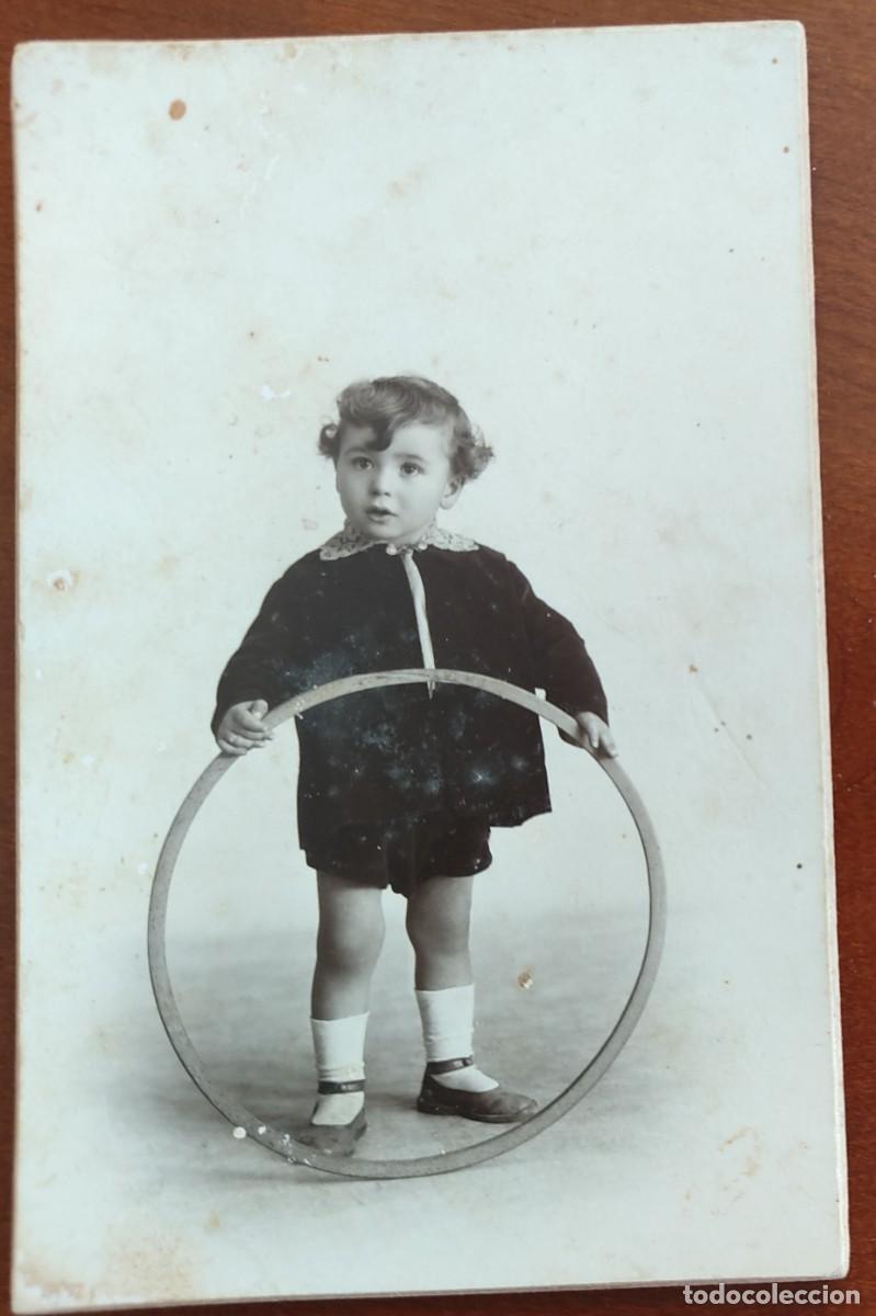 Fotograf&iacute;a antigua: FOTOGRAF&Iacute;A DE UNA NI&Ntilde;A MUY PEQUE&Ntilde;A CON UN ARO FECHADA 1931 - FOT&Oacute;GRAFO J. DERREY, VALENCIA